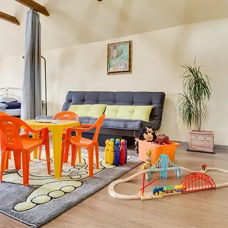 Amazing 5 Bedroom House Krumlov 82 - 4 Min Walk To Main Square * Чески-Крумлов